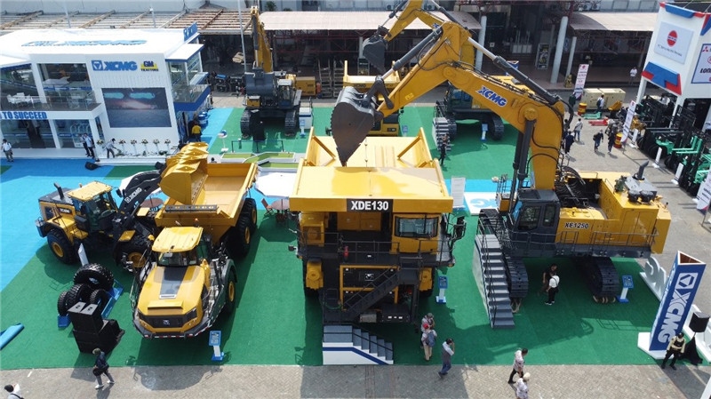徐工集團展出的125噸礦用挖掘機與130噸電傳動礦卡。石偉攝影