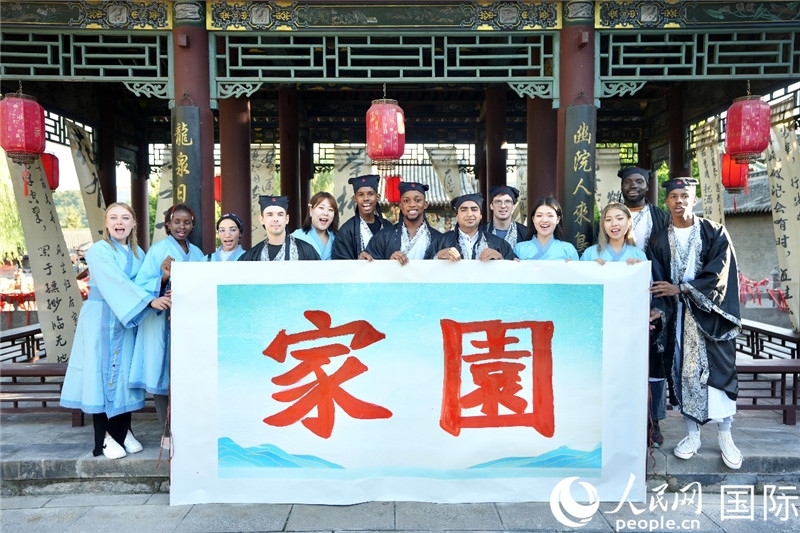 選手們共同寫下的“家園”。人民網(wǎng) 盧鵬宇攝
