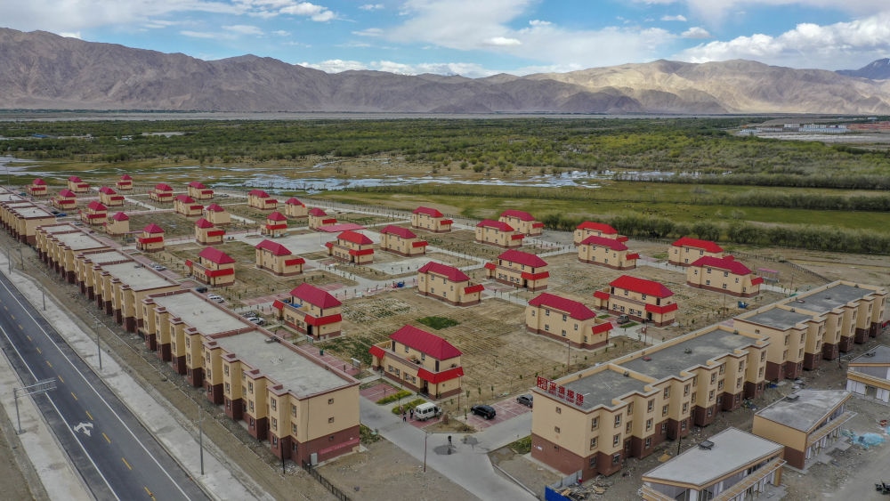 這是由深圳援疆修建的新疆塔什庫(kù)爾干塔吉克自治縣一處安置小區(qū)（2019年7月9日攝，無人機(jī)照片）。新華社記者 胡虎虎 攝