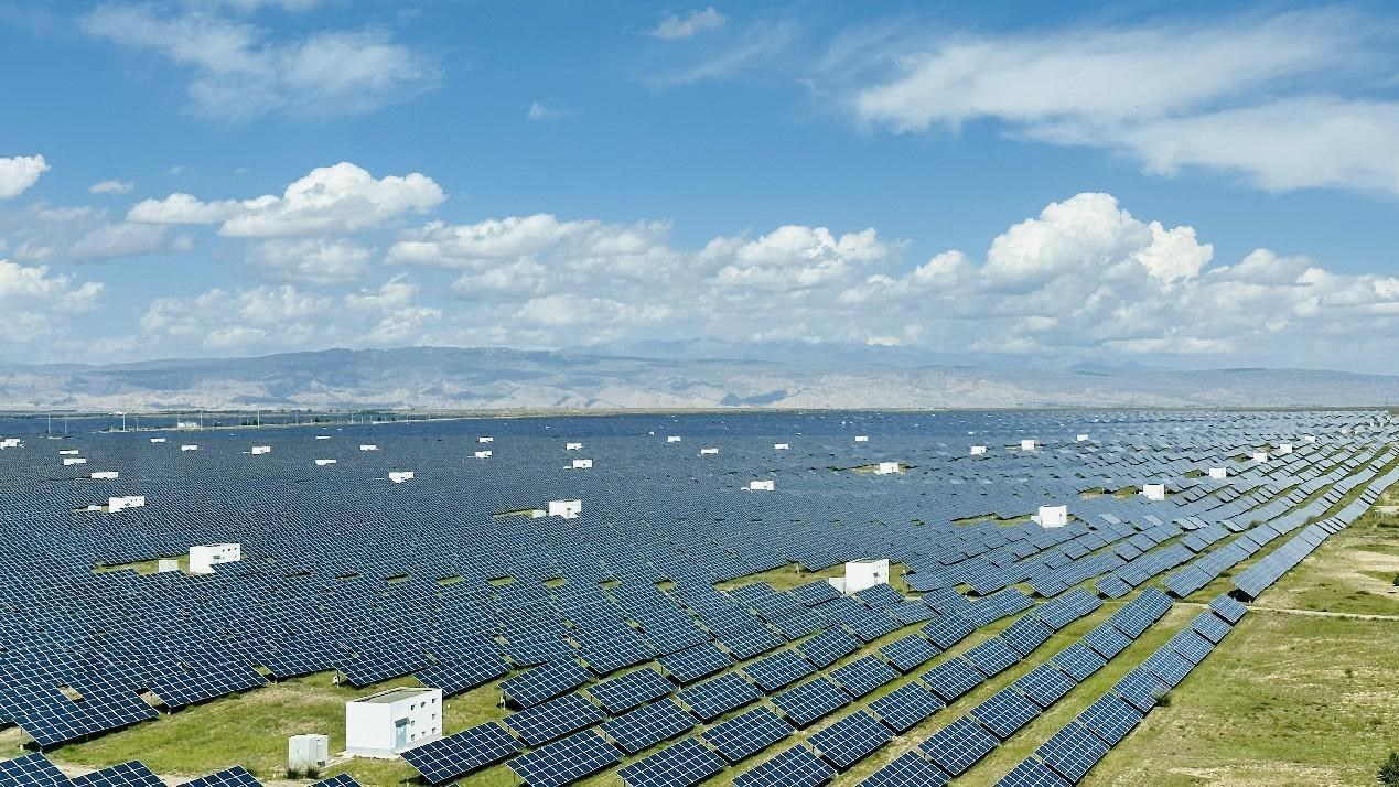遠眺青海省海南州光伏發(fā)電園區(qū)。人民網(wǎng) 劉沛然攝