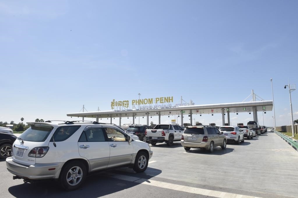 2022年11月7日，車輛在柬埔寨首都金邊的金港高速公路入口處排隊。金港高速公路連接柬埔寨首都金邊和該國最大深水海港西哈努克港。