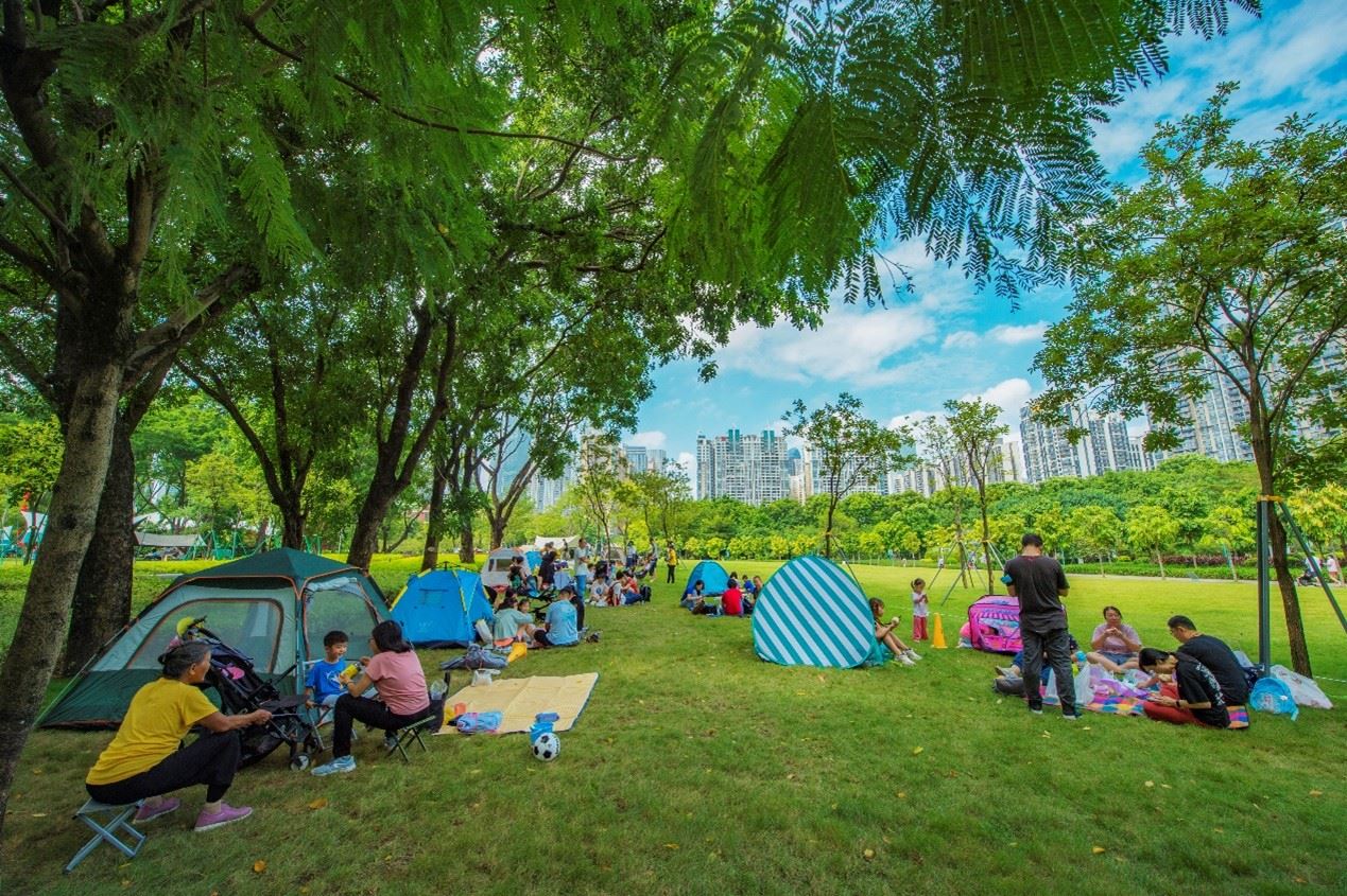 珠江公園內(nèi)，居民們正露營休憩。受訪者供圖