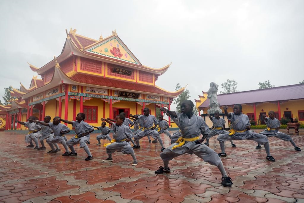 1月21日，在位于贊比亞首都盧薩卡市郊區(qū)的少林寺文化中心，學(xué)員練習(xí)中國功夫。