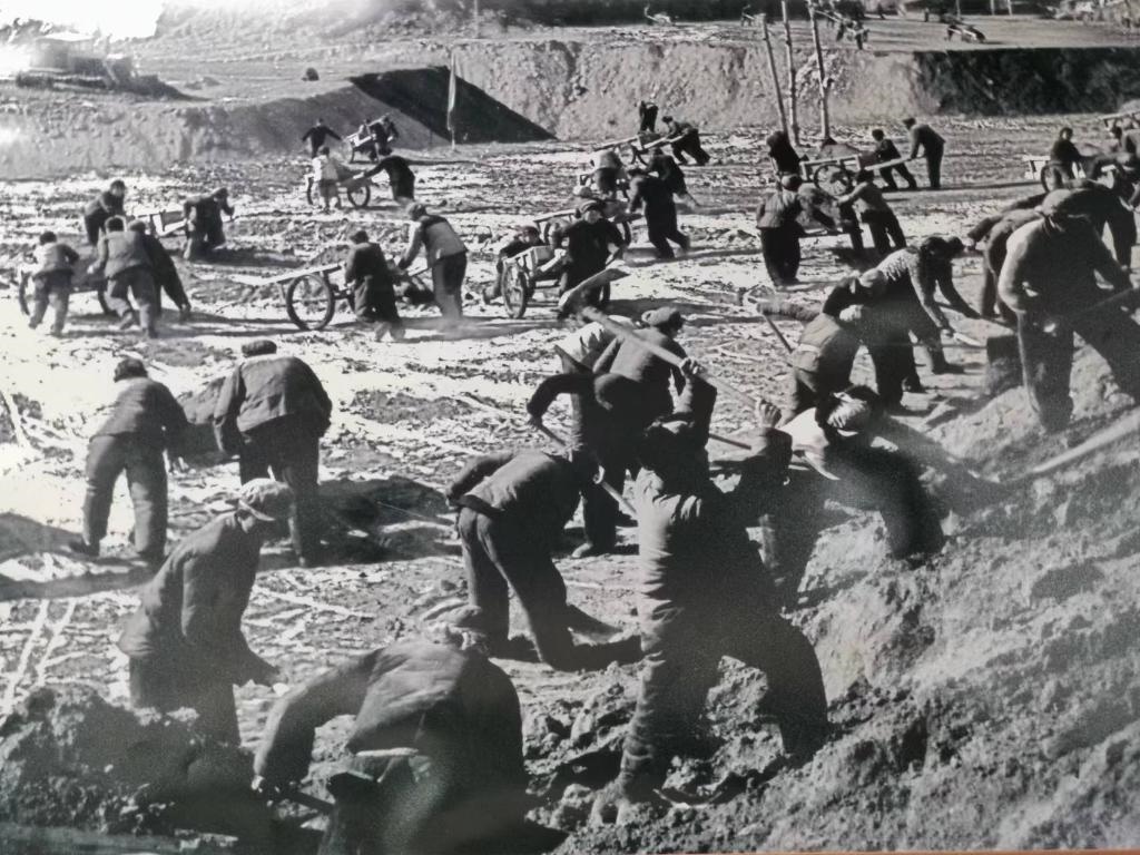 20世紀70年代，高西溝人治理水土流失場景。（資料圖片）