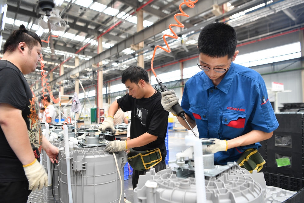 2023年7月20日，工人在位于西安國際港務(wù)區(qū)的陜西康佳智能家電有限公司生產(chǎn)車間工作。 新華社記者 張博文 攝