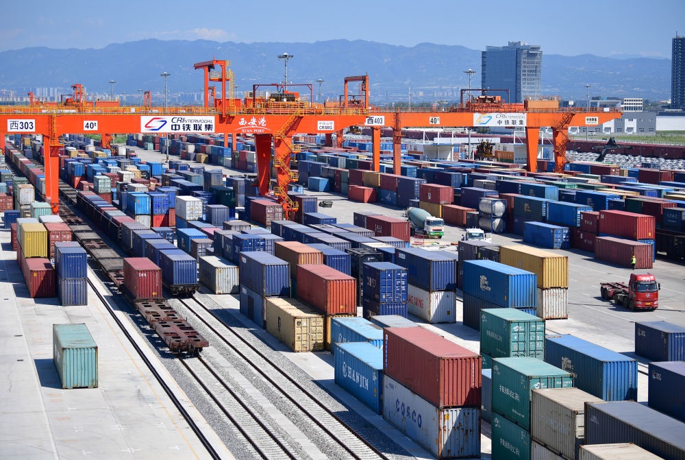 長安號中歐班列在西安新筑車站內(nèi)裝卸集裝箱（2019年8月15日攝）。新華社記者 邵瑞 攝