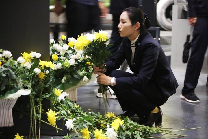 9月18日，工作人員在侵華日軍第七三一部隊(duì)罪證陳列館整理花束。新華社記者 石楓 攝