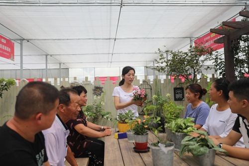 李敏向村民講授花木直播經(jīng)驗(yàn)。受訪者供圖
