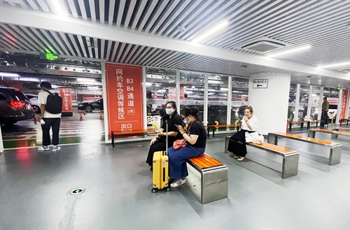 旅客在網(wǎng)約車空調(diào)等候區(qū)等候網(wǎng)約車。人民網(wǎng)記者 喬雪峰攝