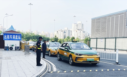 北京南站實(shí)施出租車北廣場(chǎng)落客分流，實(shí)現(xiàn)“落、接”兩用。人民網(wǎng)記者 喬雪峰攝