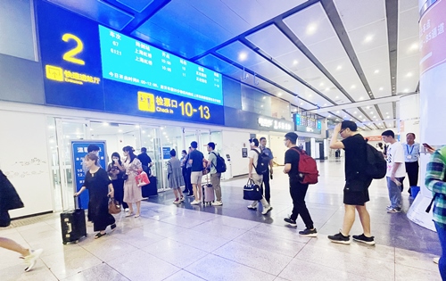 在快速進(jìn)站廳前排隊(duì)等待檢票的旅客。人民網(wǎng)記者 喬雪峰攝