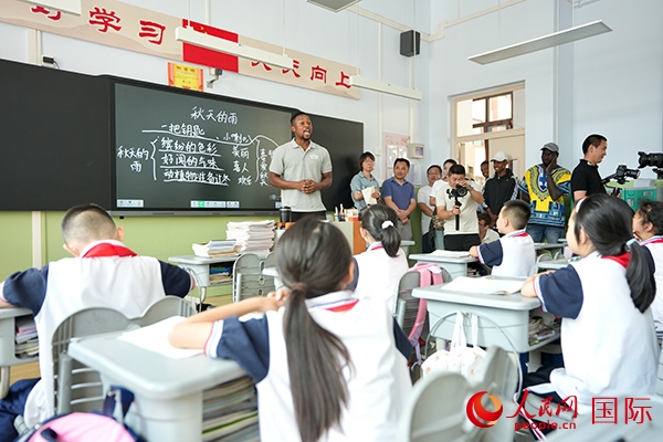 來自尼日利亞的李昊瑞在表演繞口令。人民網(wǎng) 盧鵬宇攝