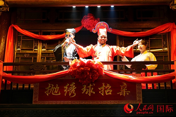 拋繡球。人民網(wǎng) 盧鵬宇攝