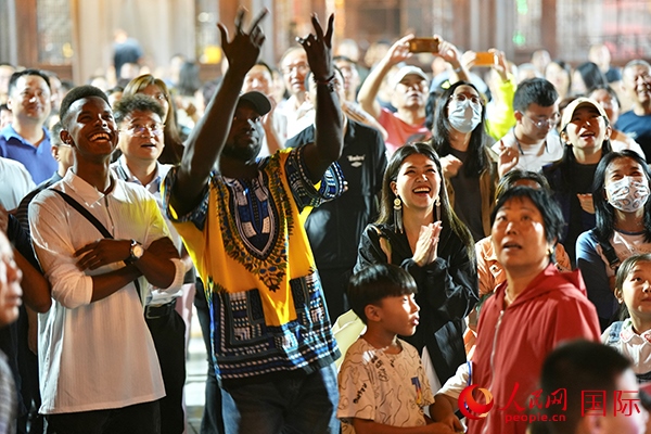 選手體驗(yàn)古城巡游。人民網(wǎng) 盧鵬宇攝