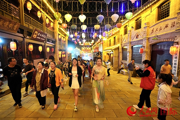 選手體驗(yàn)古城巡游。人民網(wǎng) 盧鵬宇攝