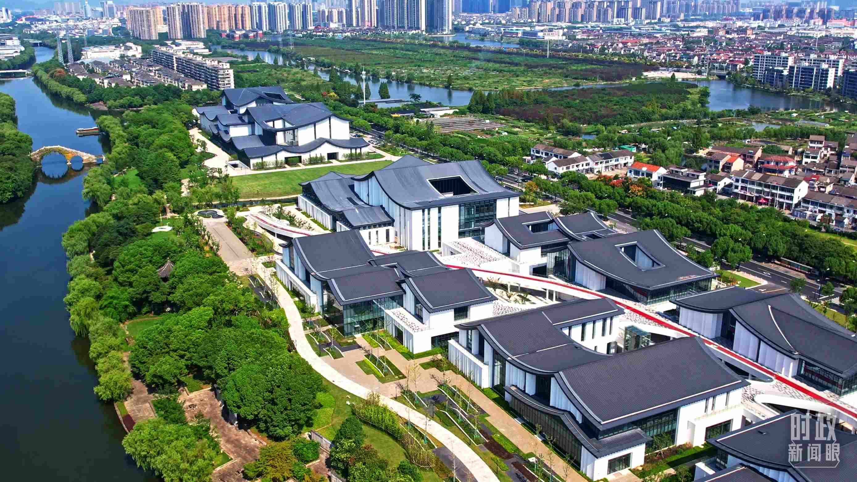 △臨河而建的浙東運(yùn)河文化園。（總臺央視記者范凱拍攝）