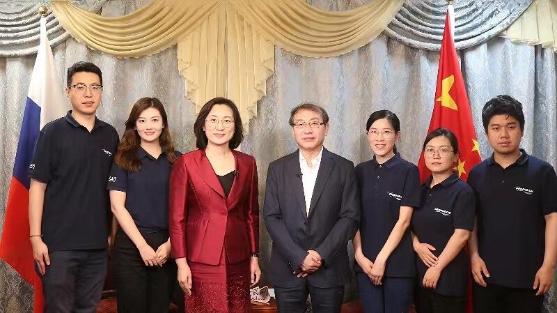 中國駐葉卡捷琳堡總領事崔少純與人民網(wǎng)采訪組合影。