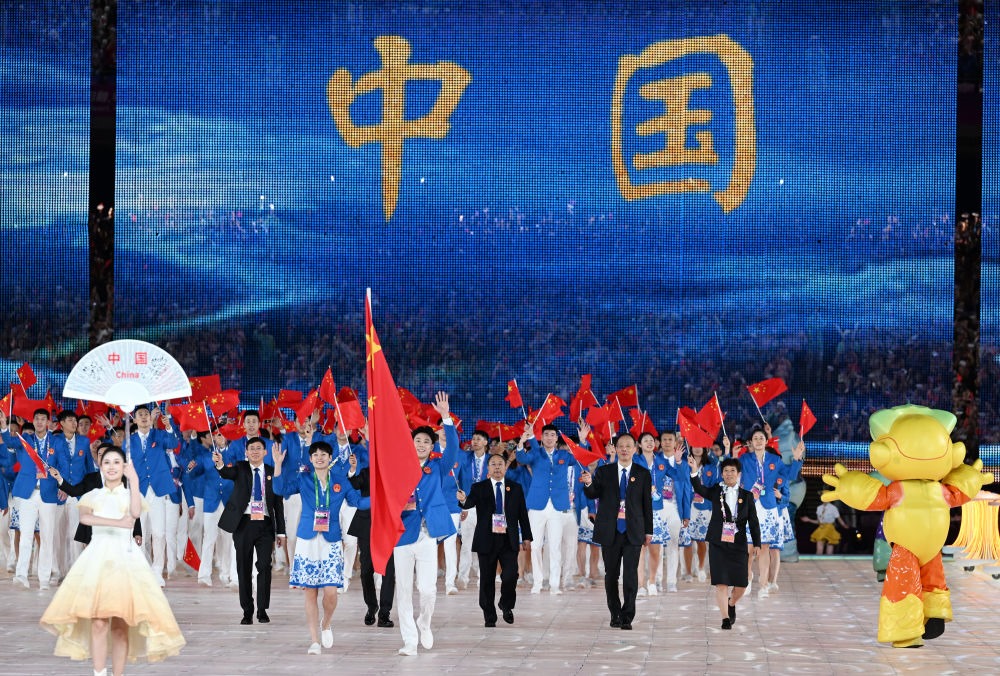 中國(guó)代表團(tuán)在開(kāi)幕式上入場(chǎng)。