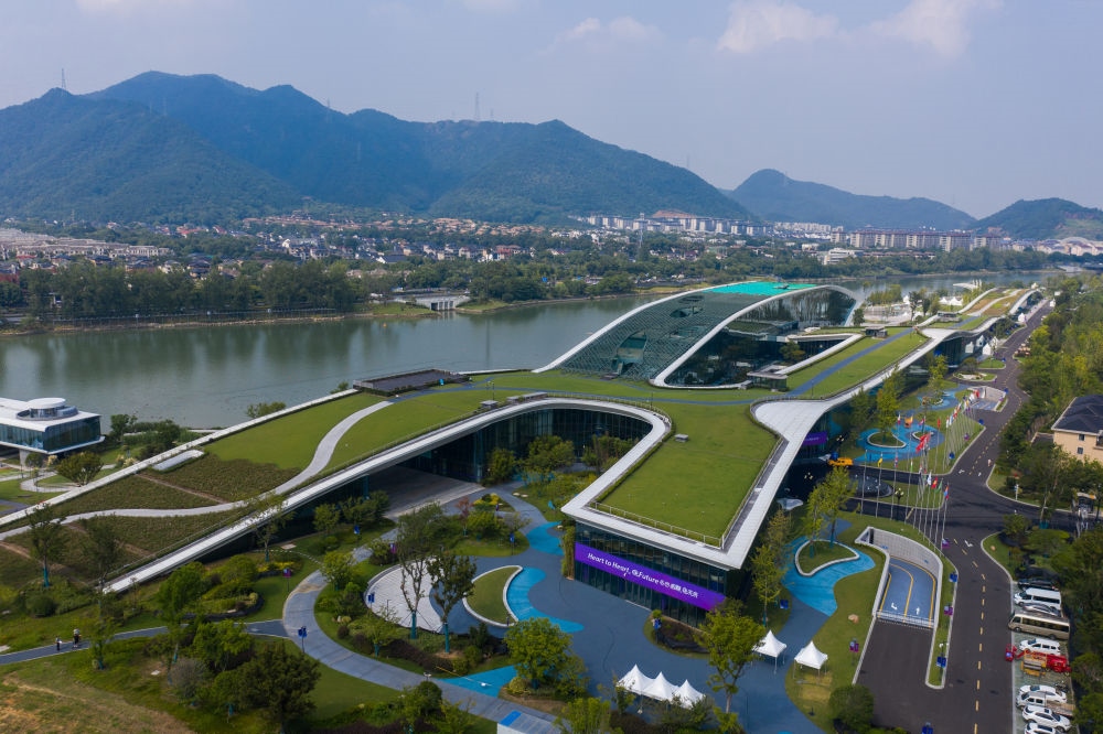從空中俯瞰杭州富陽(yáng)水上運(yùn)動(dòng)中心，屋頂被綠植覆蓋。
