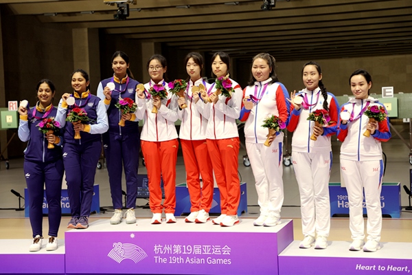 9月24日，杭州亞運會射擊女子10米氣步槍團體賽頒獎儀式。人民網(wǎng)記者 胡雪蓉攝