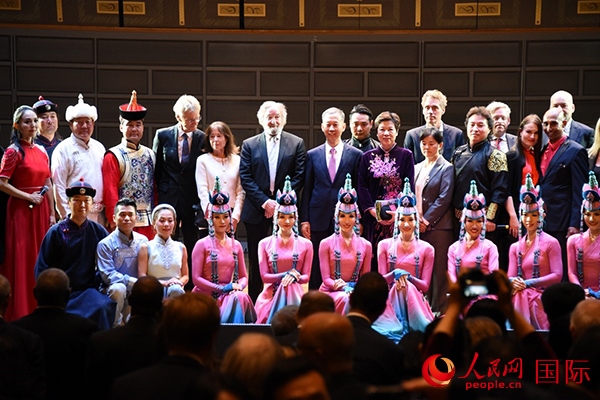 中國駐瑞典大使崔愛民夫婦與演職人員及部分來賓合影留念。人民網(wǎng)記者 殷淼攝