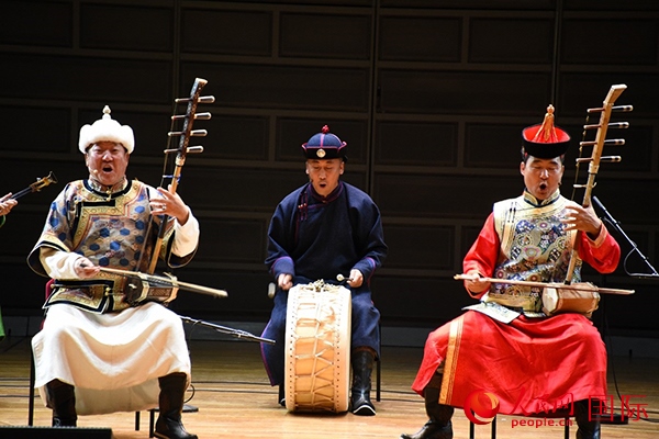 內(nèi)蒙古藝術(shù)劇院表演的《草原頌》劇照。人民網(wǎng)記者 殷淼攝
