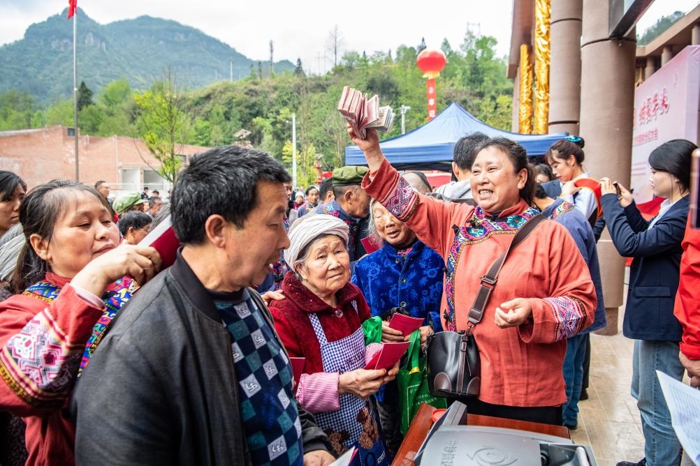 4月13日，在華溪村第五屆分紅大會上，村民在排隊領取分紅。新華社記者 唐奕 攝