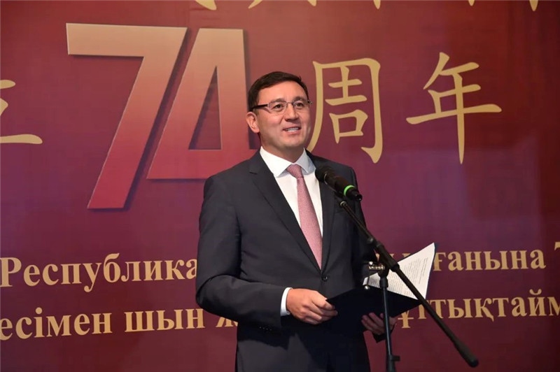 圖為哈外交部駐阿市代表布列格諾夫致辭。駐阿拉木圖總領(lǐng)館供圖