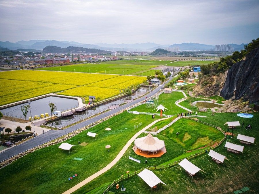  浙江省諸暨市楓橋鎮(zhèn)杜黃新村用廢棄礦山改造的露營旅游地（2023年3月29日攝）。