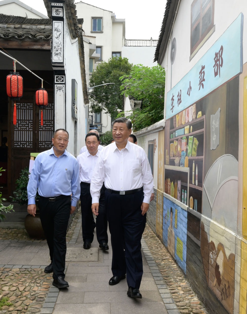 20日上午，習近平在金華市義烏市后宅街道李祖村考察。