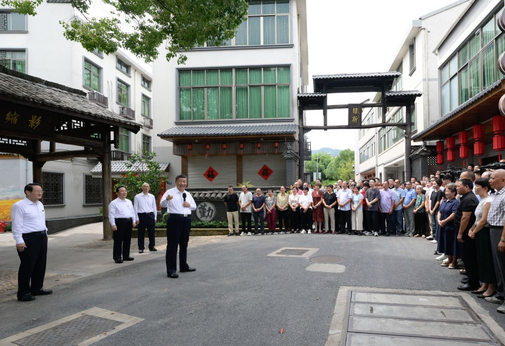 20日上午，習近平在金華市義烏市后宅街道李祖村考察時，同群眾親切交流。