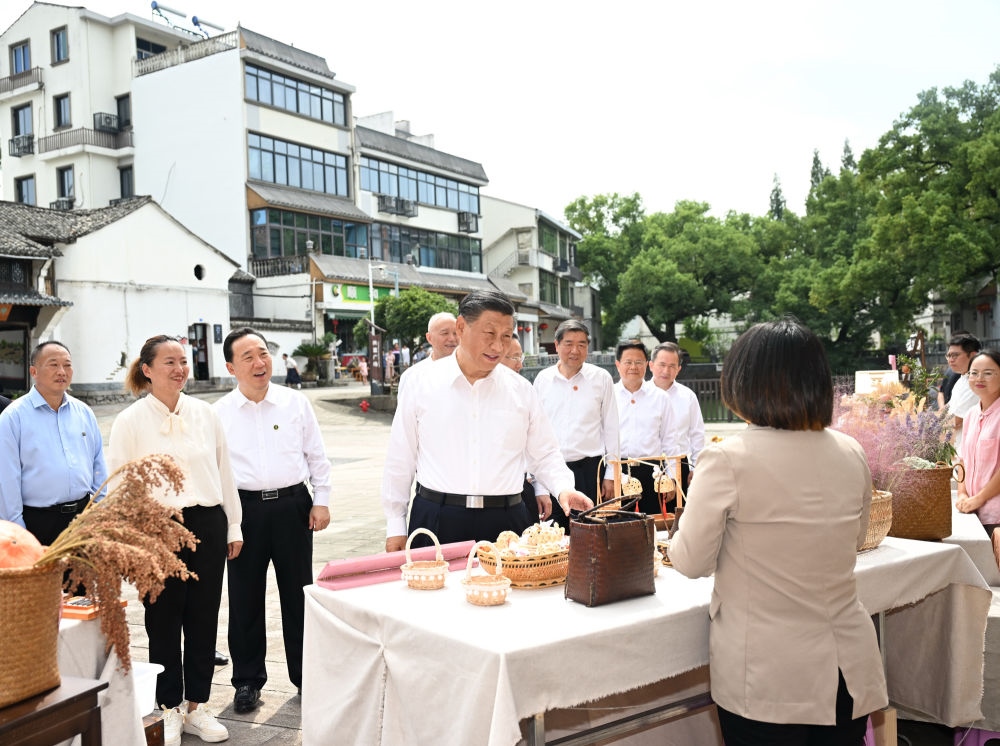 20日上午，習近平在金華市義烏市后宅街道李祖村考察。
