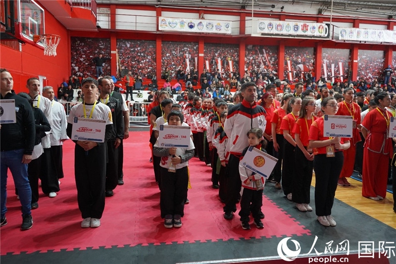 圖為開幕式現(xiàn)場運動員入場儀式。人民網(wǎng)記者 許放攝