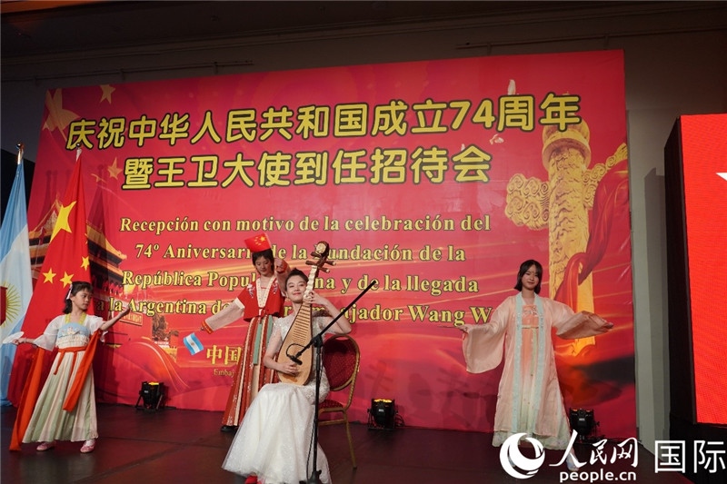 圖為招待會(huì)現(xiàn)場(chǎng)中國(guó)傳統(tǒng)樂(lè)器演奏和舞蹈展示。人民網(wǎng)記者 許放攝