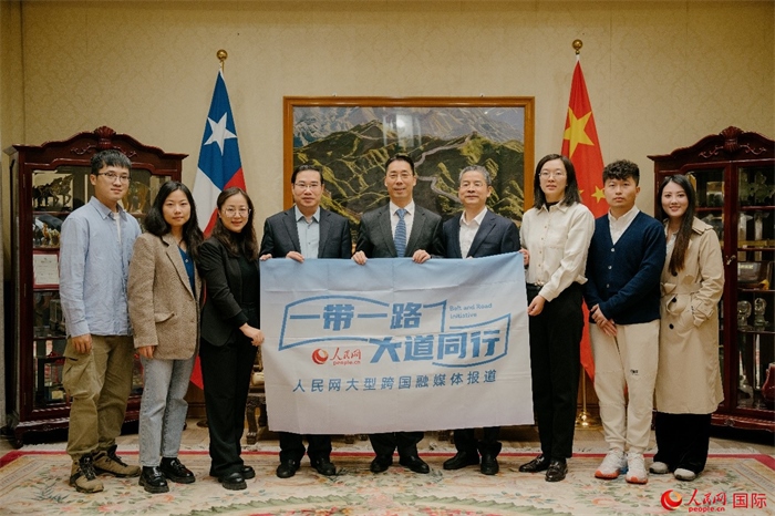 牛清報大使（中）與人民網、人民日報社記者合影。 人民網記者 張若涵攝