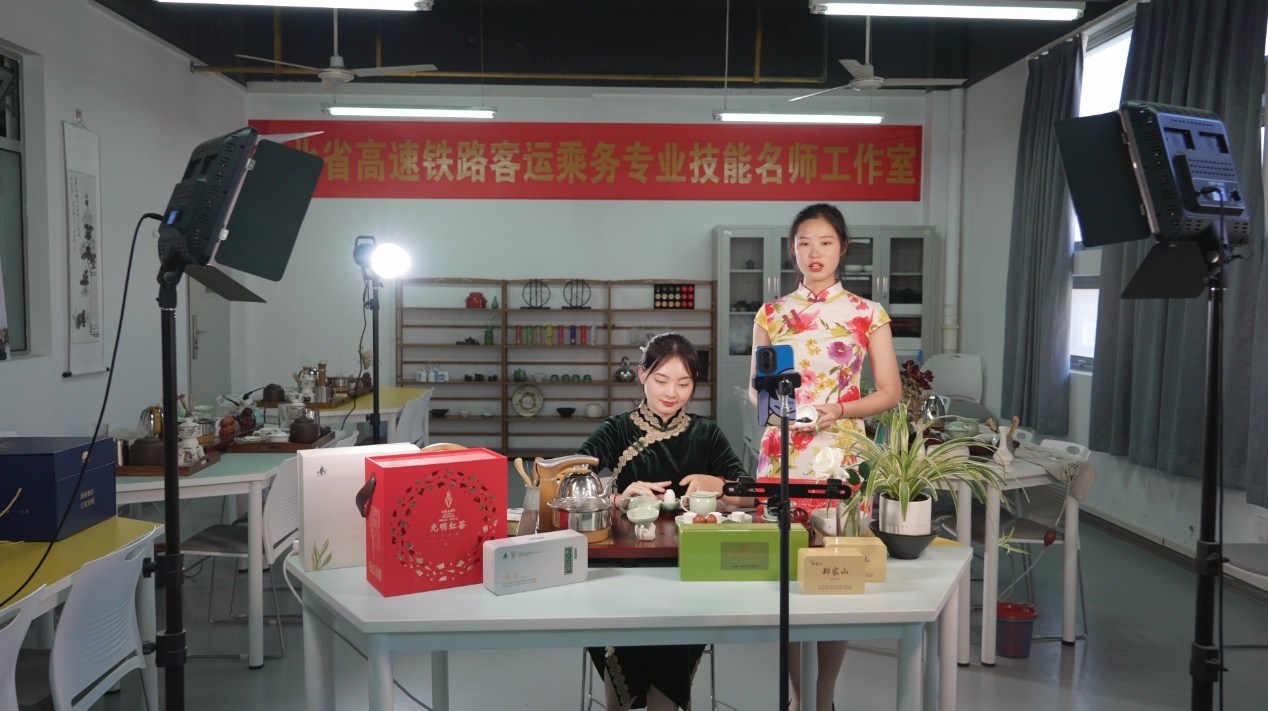 學生們正在直播。受訪單位供圖