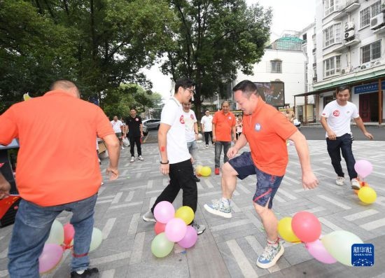 9月28日，在柯橋柯亭社區(qū)，各民族居民參加趣味運動會。