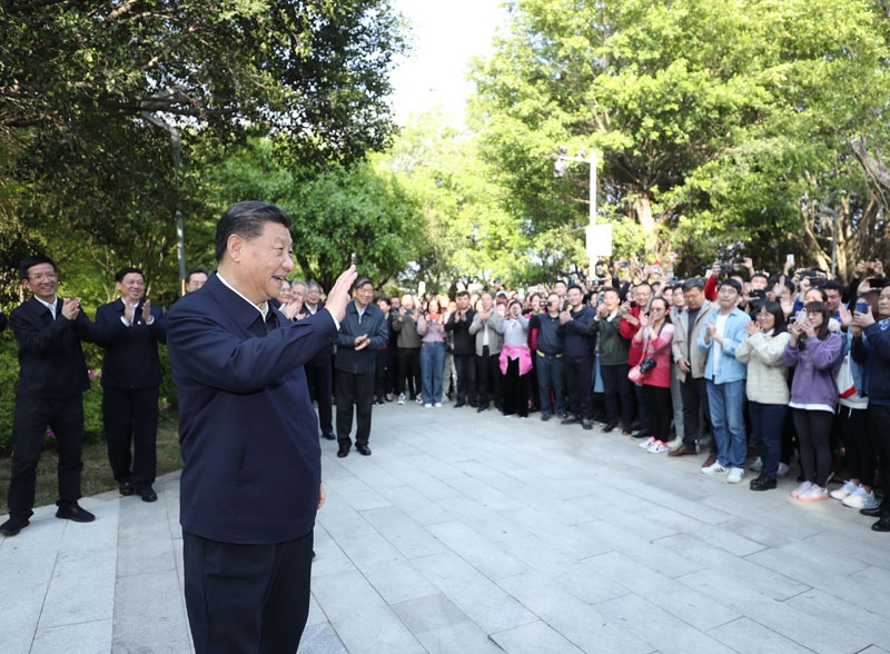 2021年3月24日，習近平在福建省福州市福山郊野公園考察時，向市民們招手致意。