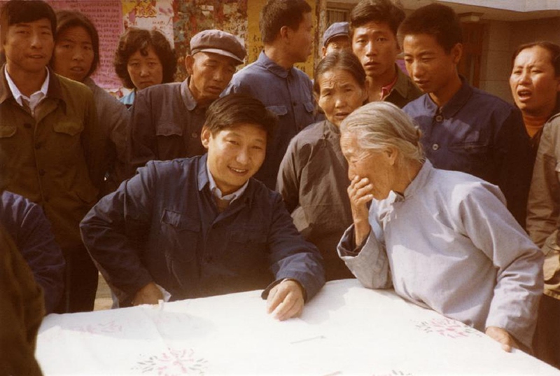 1983年，時任河北正定縣委書記的習近平（前排居中）臨時在大街上擺桌子聽取老百姓意見。