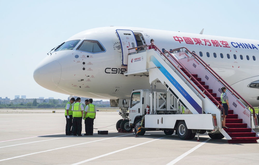 在上海虹橋國際機場停機坪拍攝的C919飛機（5月28日攝）。新華社記者 丁汀 攝