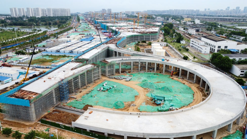 9月9日拍攝的?？谛潞８酆湍细邸岸€口岸”（貨運）集中查驗場所建設(shè)項目（無人機照片）。該項目是海南自貿(mào)港封關(guān)運作重點項目。新華社記者 楊冠宇 攝