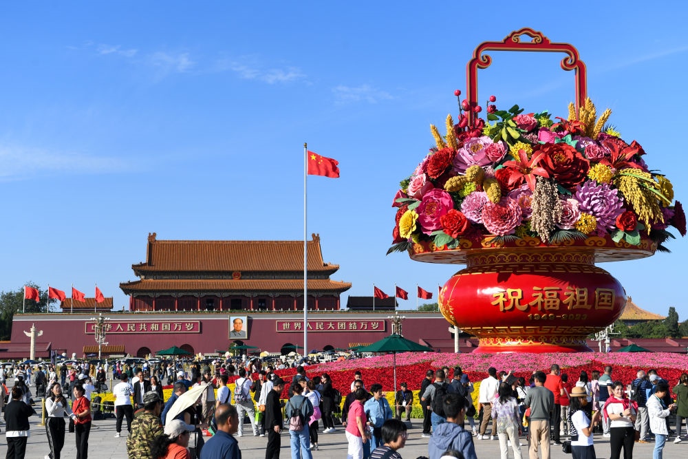 9月27日，市民游客在天安門廣場參觀“祝福祖國”巨型花籃。新華社記者 鞠煥宗 攝