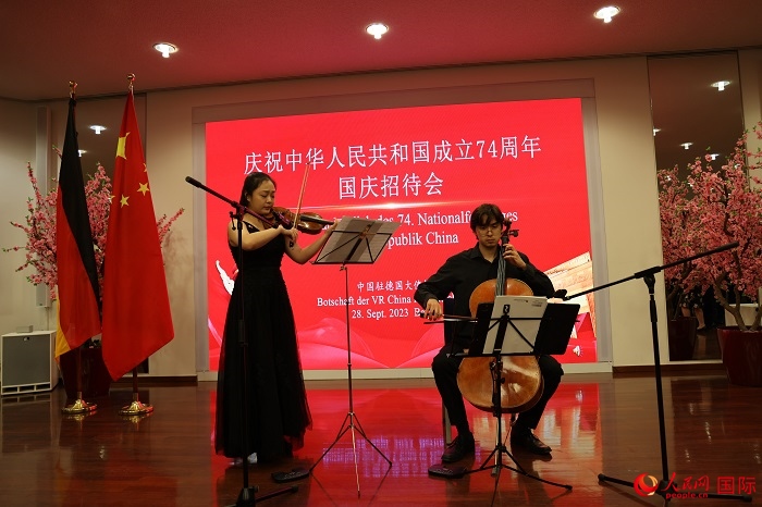 青年音樂(lè)家為來(lái)賓們現(xiàn)場(chǎng)演奏《我和我的祖國(guó)》。人民網(wǎng)記者 劉仲華攝
