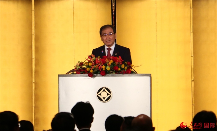 日本經(jīng)濟團體聯(lián)合會會長十倉雅和發(fā)表致辭。人民網(wǎng) 許可攝