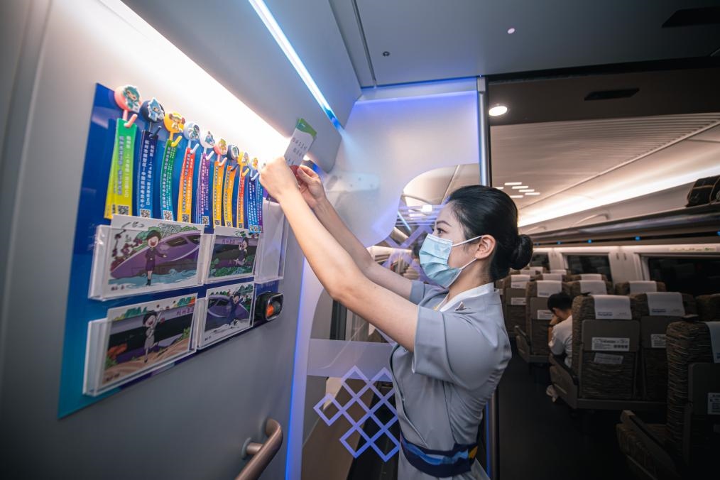 2023年9月16日，復(fù)興號(hào)亞運(yùn)智能動(dòng)車組列車正式載客運(yùn)營(yíng)。新華社記者 江漢 攝