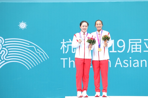 9月29日，鄭欽文(右)和朱琳在頒獎(jiǎng)儀式上合影。當(dāng)日，在杭州亞運(yùn)會(huì)網(wǎng)球女子單打決賽中，中國(guó)代表團(tuán)選手鄭欽文2:0戰(zhàn)勝隊(duì)友朱琳奪得冠軍。人民網(wǎng)記者 李乃妍攝