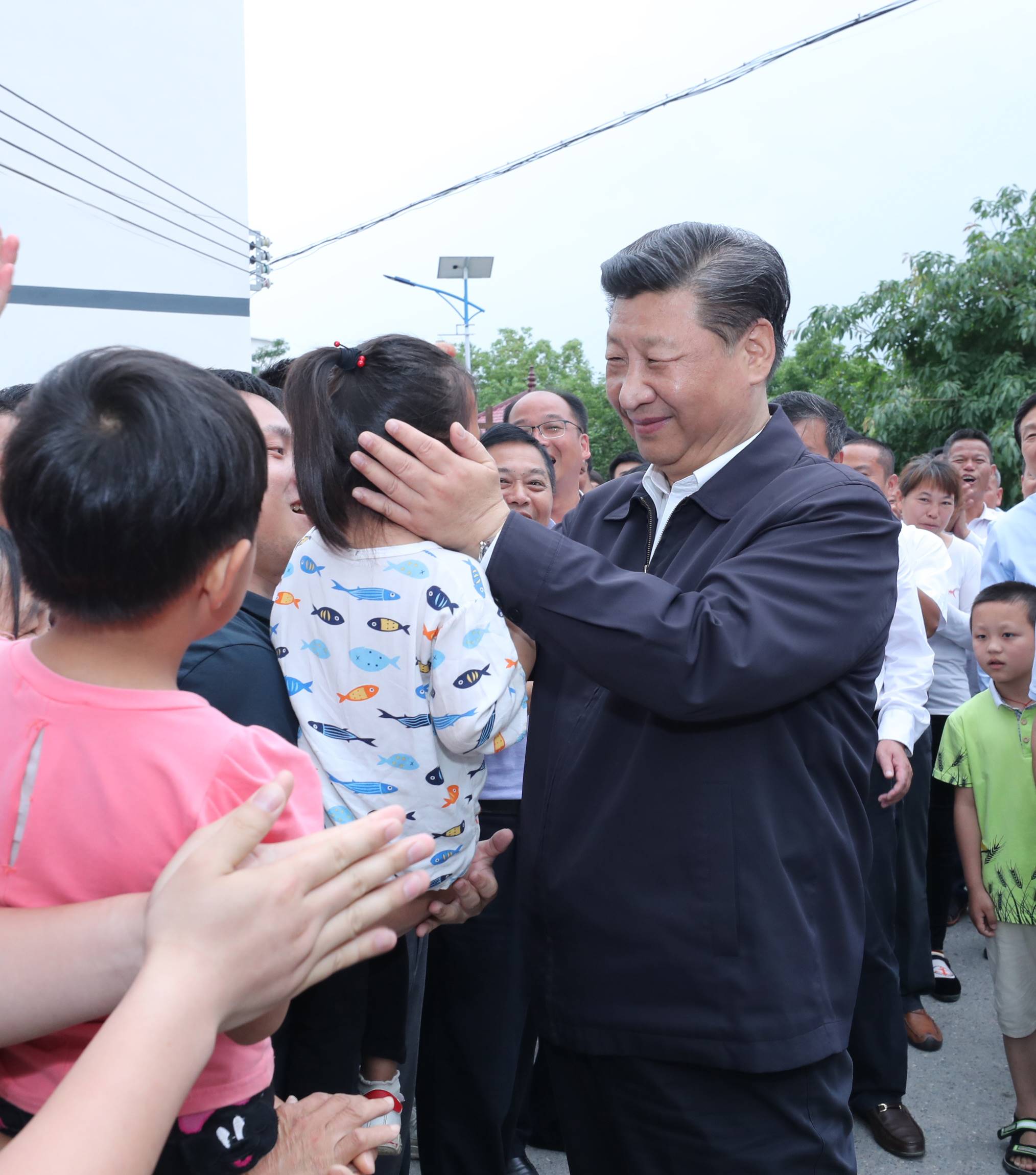 2019年5月20日，中共中央總書記、國家主席、中央軍委主席習近平深入贛南老區(qū)考察調(diào)研。這是習近平來到贛州市于都縣梓山鎮(zhèn)潭頭村親切看望老區(qū)群眾。新華社記者 鞠鵬 攝