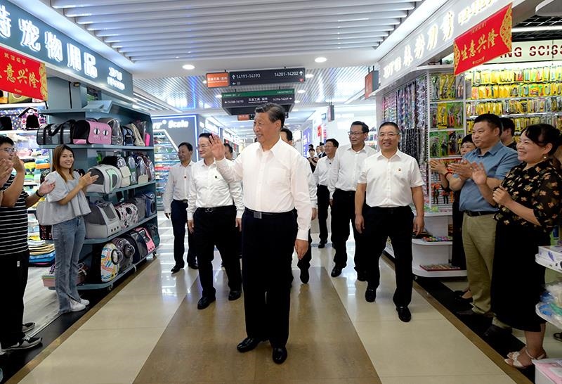 △2023年9月20日，習(xí)近平總書記在浙江義烏國(guó)際商貿(mào)城考察時(shí)，同商戶親切交流。