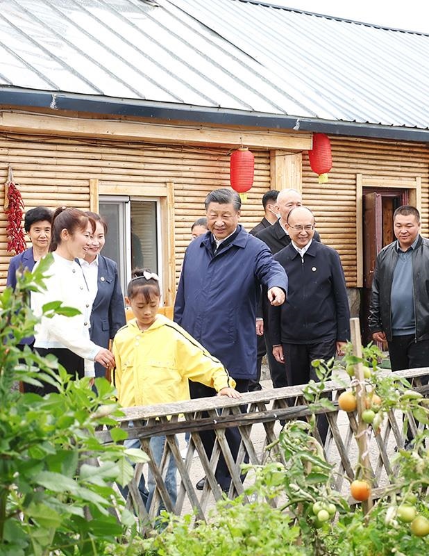 △2023年9月6日，習(xí)近平總書記在黑龍江漠河市北極村村民史瑞娟家的民宿小院考察。