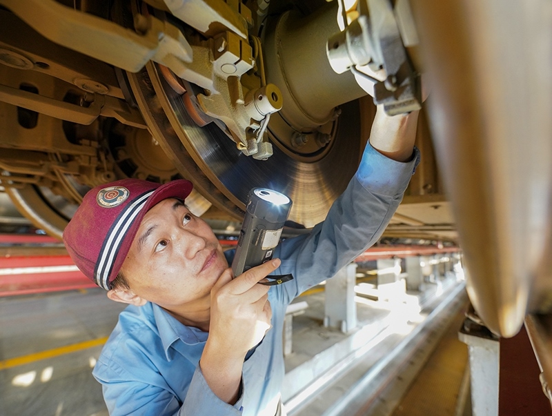 陳浦燕在對入庫動車組進行巡檢作業(yè)。受訪者供圖